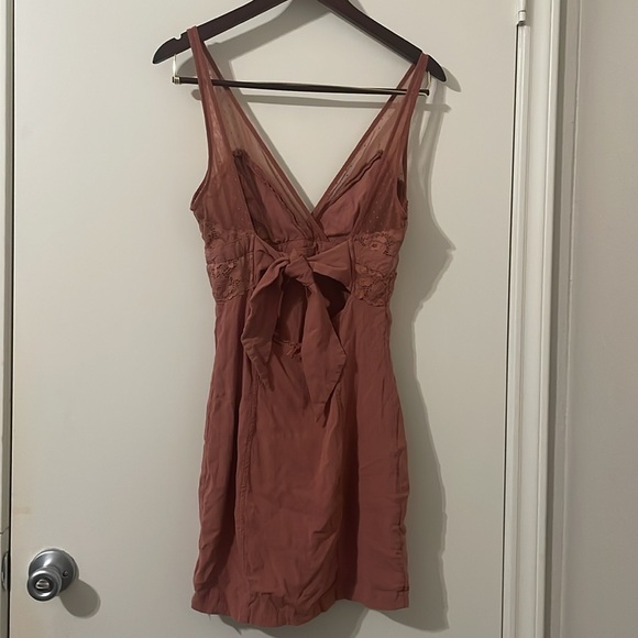 Elegant Lace-Trimmed Pink Dress - Picture 2 of 9